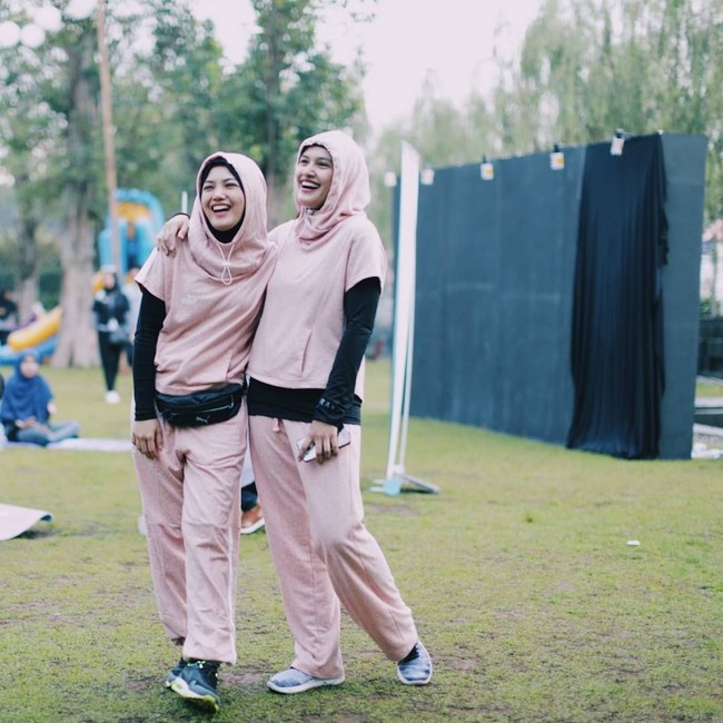 Ratu Anandita sudah populer di kalangan pecinta olahraga. Mengawali karirnya sebagai salah satu presenter di salah satu stasiun TV swasta, kini ia mantap berhijab. Foto: Instagram