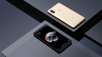 Mengusung kamera ganda di bagian belakang dengan desain vertikal layaknya iPhone X. Foto: Xiaomi