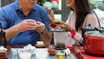 Cantiknya Awet! Ini Potret Maudy Koesnaedi Sedang Mencicip Makanan Enak