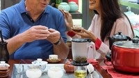Kalau ini pose Maudy bersama sang Papa. Wanita cantik ini mengaku senang bisa menemani sang Papa minum teh favorit. Foto: Instagram maudykoesnaedi