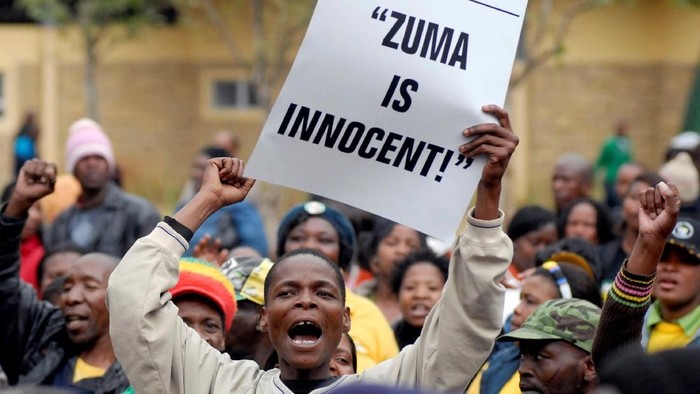 FILE PHOTO: Supporters of Jacob Zuma, leader of South Africas ruling ANC, rally outside the Pietermaritzburg court August 5 2008.     REUTERS/Siphiwe Sibeko/File Photo