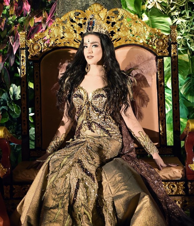 Di acara Henna Night ini Tasya Farasya juga meluncurkan koleksi lipstiknya berkolaborasi dengan Mineral Botanica. Melihat kemeriahan acara ini, seperti apa megahnya acara inti akad dan resepsi pernikahan Tasya? Foto: Instagram