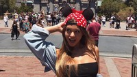 Sebagai gadis 20 tahun, tentu Disneyland di Anaheim, California jadi tempat liburan favoritnya. Bak di negeri dongeng! (Sofia Jamora/Instagram)