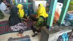 Foto: Duka Keluarga Karyawati Restoran yang Tewas Terjepit Lift