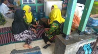 Rumah duka di Ngesong Dukuh Kupang, Kelurahan Dukuh Kupang, Kecamatan Pakis, Surabaya, dikunjungi kerabat, tetangga, dan warga. (Foto: Deni Prastyo Utomo/detikcom)