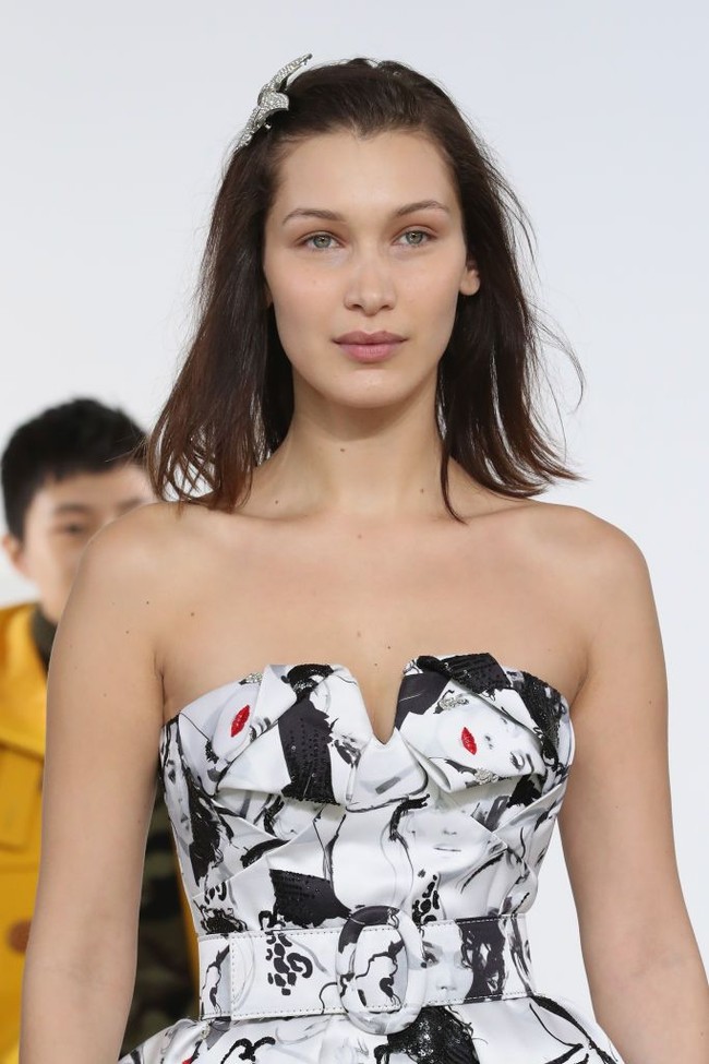 Di antara para model ada Bella Hadid, yang terlihat cantik dan lebih muda tanpa makeup.  Foto: Getty Images