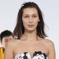 Di antara para model ada Bella Hadid, yang terlihat cantik dan lebih muda tanpa makeup.  Foto: Getty Images