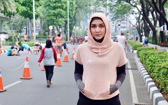 Psikolog cantik Intan Herlita juga pernah melanglang buana di dunia presenter. Ia menjadi presenter di acara gulat yang fenomenal dan pernah menjadi presenter untuk segmen kuis saat penayangan AFC Asian Cup 2007. Foto: Instagram