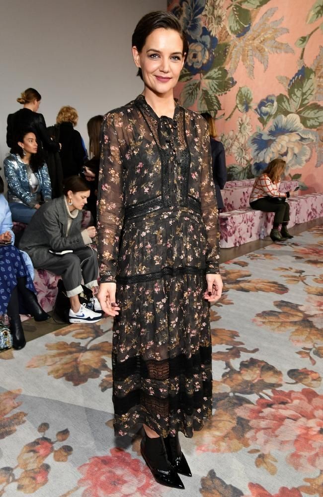 Fix, floral dress jadi tren fashion 2018. Katie Holmes tampak begitu feminin dengan dress tersebut. Foto: Getty Images