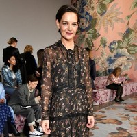 Fix, floral dress jadi tren fashion 2018. Katie Holmes tampak begitu feminin dengan dress tersebut. Foto: Getty Images