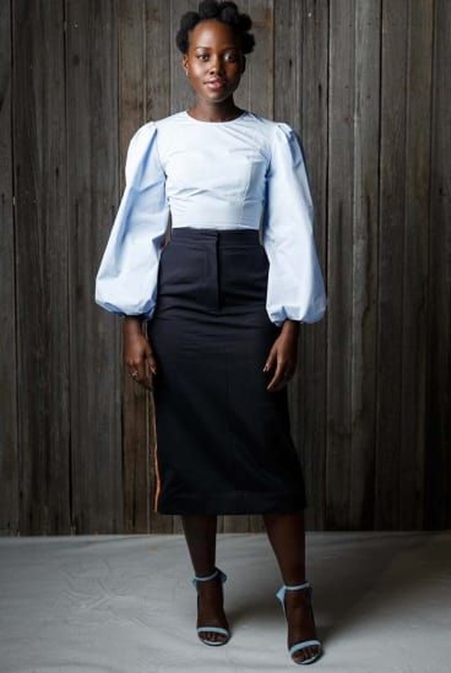 Untuk memberikan aksen pada busana tak melulu dengan fringe atau sentuhan blink-blink. Blouse dengan lengan bervolume seperti yang digunakan Lupita Nyongo ini cukup memberikan aksen glamour. Foto: Getty Images