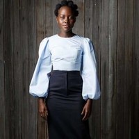 Untuk memberikan aksen pada busana tak melulu dengan fringe atau sentuhan blink-blink. Blouse dengan lengan bervolume seperti yang digunakan Lupita Nyongo ini cukup memberikan aksen glamour. Foto: Getty Images