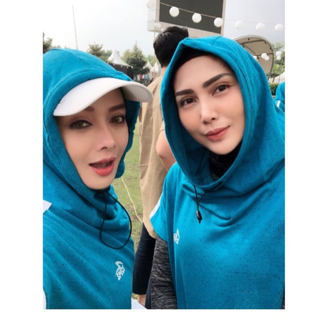 Beberapa waktu lalu, ia menghadiri acara olahraga khusus hijabers bersama Fenita Arie dan Ratu Anandita. Memakai busana olahraga dengan hijab, mereka tetap tampil memukau. Foto: Instagram