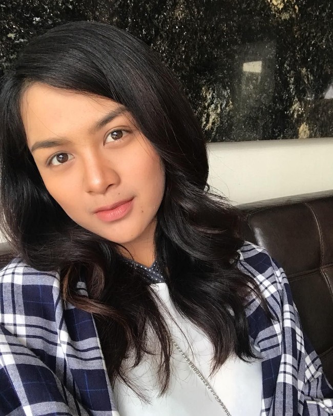 Dinda pernah di daulat menjadi brand ambasador produk Marino Hydro Cool Gel Lotion bersama Shireen Sungkar. Foto: Instagram