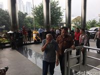 Pakai Masker, 4 Orang yang Kena OTT Lampung Tengah Tiba di KPK