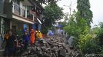 Penampakan Jalan Terbelah di Kampung Berlan