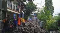 Tampak juga bronjong kawat tengah disiapkan untuk dipasang di dinding turap. Petugas tengah memasukkan batu ke dalam bronjong kawat tersebut. (Foto: Dyah Paramita Saraswati/detikcom)