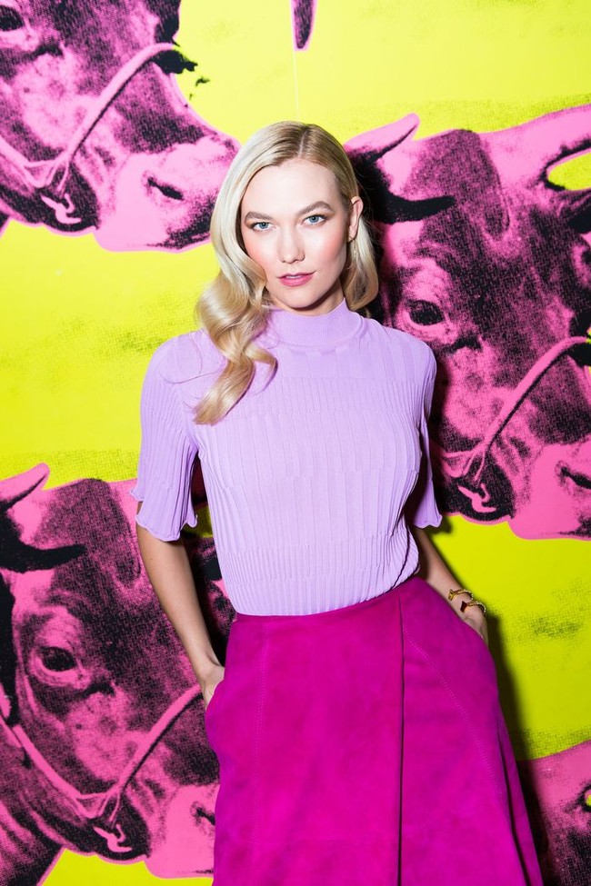 Pantone is right! Ungu violet banyak ditemukan di New York Fashion Week. Karlie Kloss pakai atasan ungu muda dengan rok warna shocking pink. Foto: Getty Images