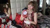 Ia pun menunjukan koleksi perhiasan mewahnya. (Dok. detikHOT)