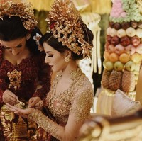 Menjalani salah satu adat Arab yaitu acara Pacar, Tasya Farasya berganti kostum memakai adat Bali. Di acara itu, Tasya dipakaikan henna di telapak tangan oleh ibunya. Foto: Instagram