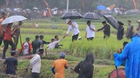 Jokowi pun disambut antusias oleh warga yang sudah menunggu sejak siang tadi. Bahkan mereka sudah rela basah-basahan lantaran lokasi yang sudah diguyur hujan sejak siang tadi hingga Jokowi datang. Dok. PUPR.
