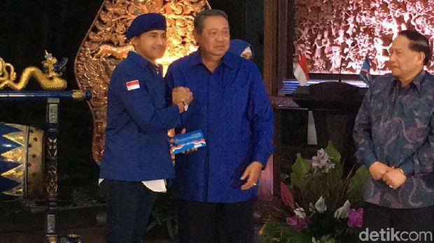 Chris John, Fauzi Baadilah hingga Taufik Hidayat Resmi Jadi Kader PD