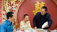 Nah, saat mau nambah nasi atau lauk, kamu harus melakukannya sendiri dan inisiatif menawarkan orang yang lebih tua. Kalau mereka yang mengambilkannya, jangan lupa bilang terima kasih. Foto: iStock