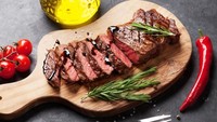 Dikutip dari The Daily Meal, anggota keluarga Kerajaan Inggris tidak akan menyantap daging mentah atau setengah matang. Alasannya demi kesehatan karena daging mentah berpotensi menyebabkan keracunan makanan. Foto: iStock