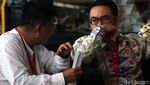 Ekspresi Zumi Zola saat Tiba di Gedung KPK