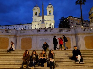 Kalau Liburan ke Italia, Jangan Duduk di Sini Nanti Didenda