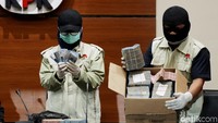 KPK menunjukkan barang bukti uang Rp 1 miliar dan Rp 160 juta dalam operasi tangkap tangan (OTT) terkait pinjaman daerah APBD Lampung Tengah, Kamis (15/2/2018).