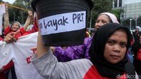 Para PRT ini terlihat menggunakan kaos berwarna merah dan hitam. Terlihat mereka membawa ember berisi kaos basah.