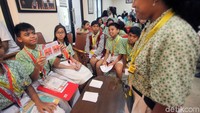 Para siswa sangat antusias.