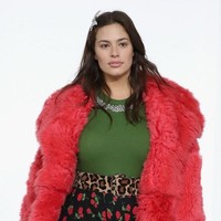 Ada pula Ashley Graham, model plus size yang juga cantik dengan wajah alaminya. Foto: Getty Images