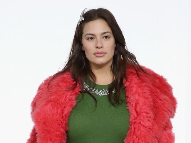 Ada pula Ashley Graham, model plus size yang juga cantik dengan wajah alaminya. Foto: Getty Images