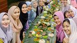 Berpose dengan Makanan, Dian Pelangi Tetap Tampil Modis