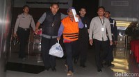 Darta keluar dari gedung KPK.Tak sepatah kalimat pun keluar dari mulutnya.