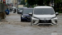 Begini penampakan banjir di kawasan Kelapa Gading, Jakarta Utara, Kamis (15/2/2018).