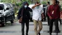 Dari pantauan, Kamis (15/2/2018), keempatnya tiba di KPK secara berurutan. Orang pertama merupakan seorang laki-laki yang mengenakan jaket berwarna cokelat muda. Disusul pria yang mengenakan kemeja putih dan celana berwarna khaki.