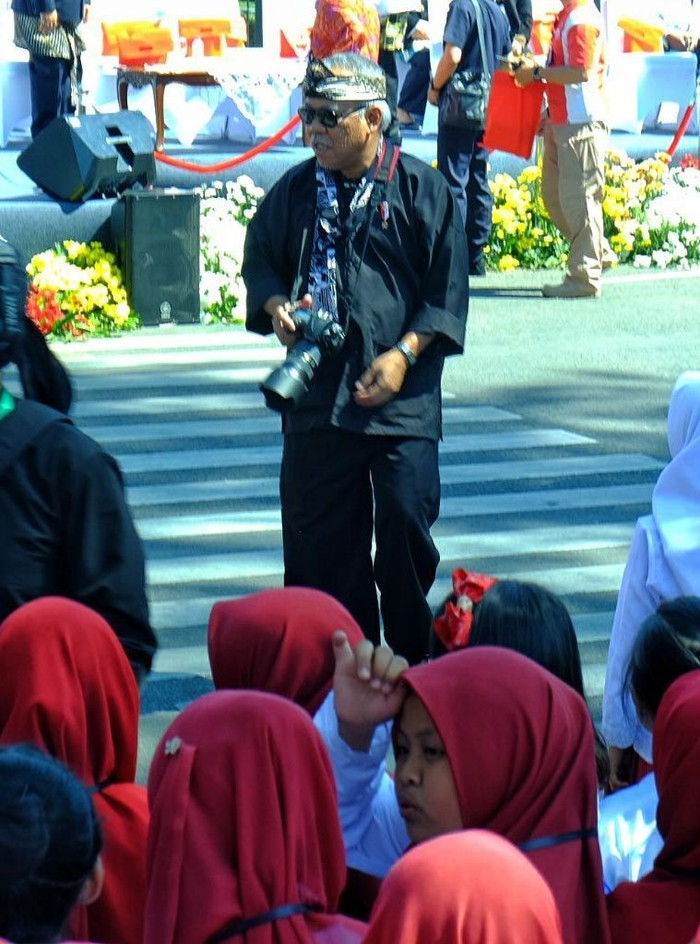 Pagi ini unggahan foto Menteri PUPR Basuki Hadimuljono viral. Basuki dikenal sederhana. Saking sederhananya seringkali tak ada yang mengenalinya. Ini buktinya.