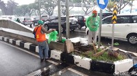 Sejumlah petugas berada di underpass tersebut.