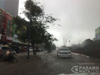 Jalan Boulevard Barat tergenang