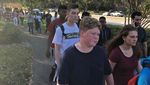 Foto: Wajah-wajah Duka Usai Penembakan Brutal di Sekolah Florida
