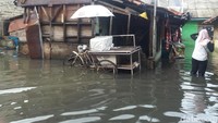 Foto: Masyarakat masih beraktivitas seperti biasa setelah hujan reda. Namun masih ada rasa khawatir hujan akan kembali turun. Sejak 2007, wilayah ini menjadi langganan banjir. (Arief-detikcom)