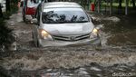 Aksi Pengendara Terobos Banjir di Cempaka Putih