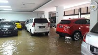Air masuk ke dalam bangunan. Beberapa ruang kelas yang berada di lantai 1 juga ikut terdampak banjir. (Foto: Dok. Istimewa)