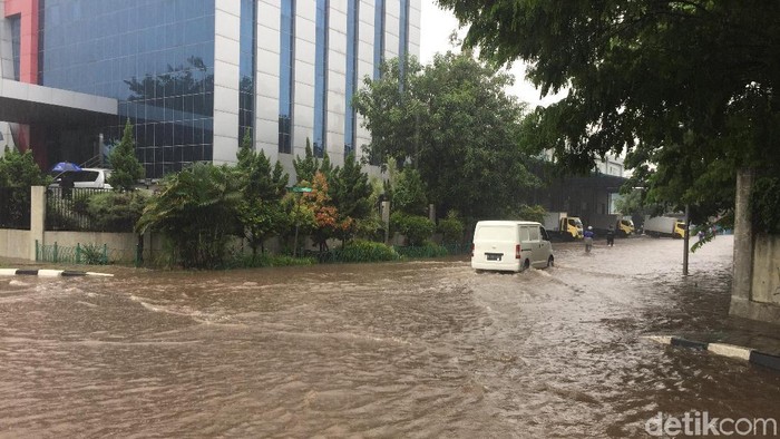 Kawasan Industri Pulogadung Banjir 30 Cm, Ada Pohon Tumbang