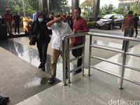 Pakai Masker, 4 Orang yang Kena OTT Lampung Tengah Tiba di KPK