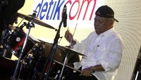 Basuki Hadimuljono bermain drum dengan gaya nyeleneh topi PU kebanggaannya dibalik ke belakang. (Foto: detikcom)