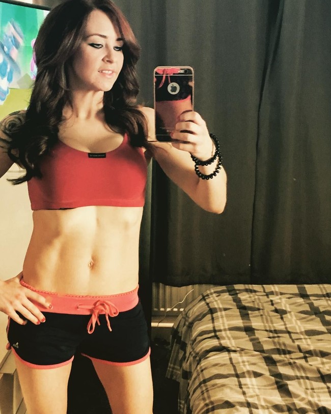 Karena kecantikan dan kerap pamer tubuh seksi di media sosialnya, Carrie dijuluki sebagai nenek paling Glamour se-Inggris.  Foto: dok. Instagram